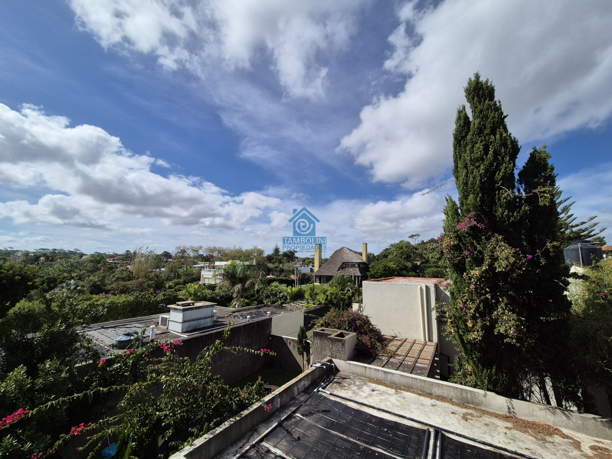 Apartamento ID.757 - Alquiler anual  2 dormitorios terraza cochera primera linea Playa Mansa