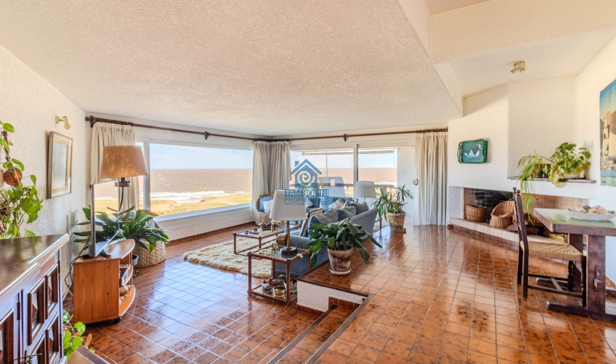 Apartamento ID.1161 - Espectacular vista franca al mar con parrillero y estufa a leña Playa Mansa Punta del Este