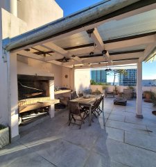 Penthouse 3 dormitorios barbacoa uso exclusivo garage piscina Playa Mansa Punta del Este