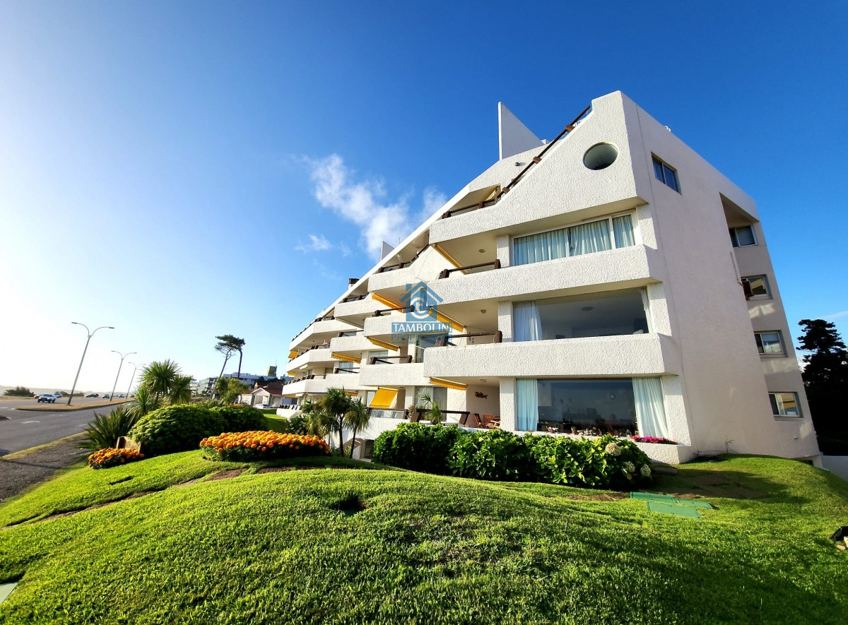 Apartamento ID.1161 - Espectacular vista franca al mar con parrillero y estufa a leña Playa Mansa Punta del Este