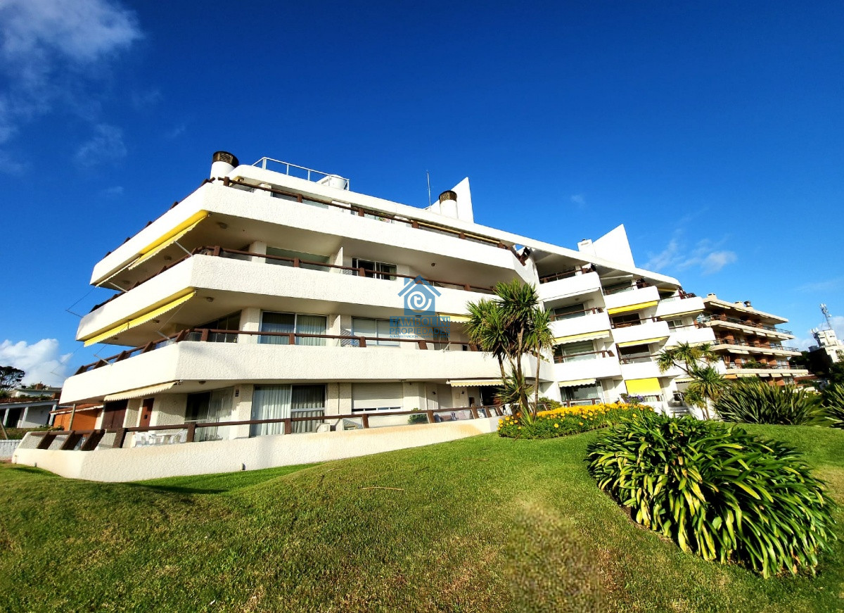 Apartamento ID.1161 - Espectacular vista franca al mar con parrillero y estufa a leña Playa Mansa Punta del Este