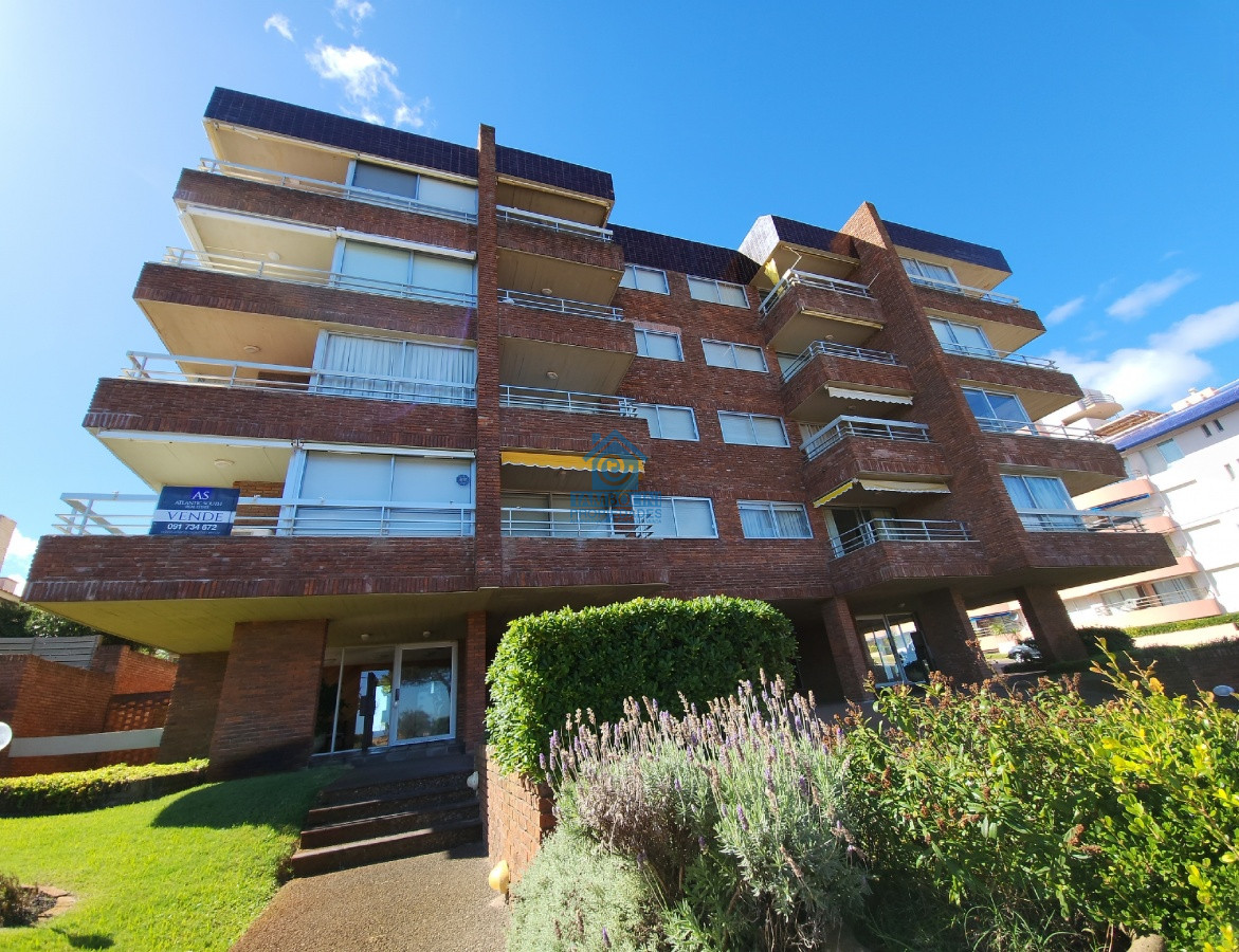 Apartamento ID.757 - Alquiler anual  2 dormitorios terraza cochera primera linea Playa Mansa