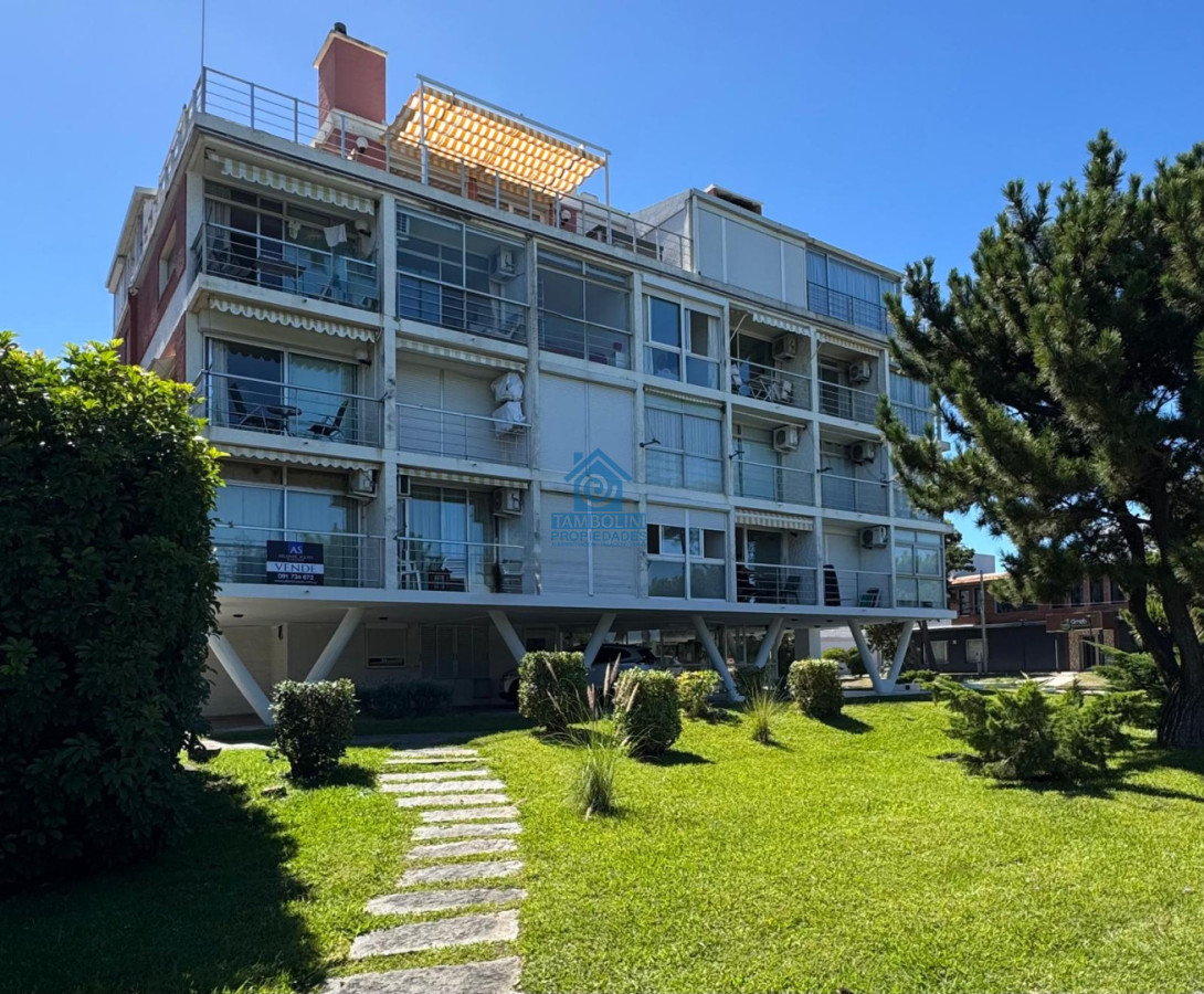 Apartamento ID.1060 - Oportunidad 2 dormitorios con balcón primera línea Playa Mansa 