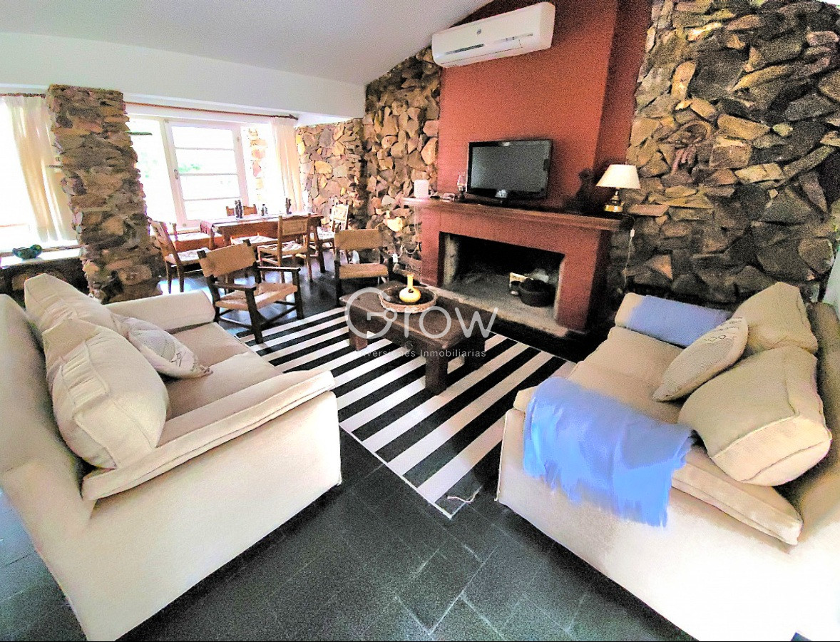 Casa ID.2429 - Anual Casa 3 dormitorios reciclada en Cantegril Playa Mansa Punta del Este