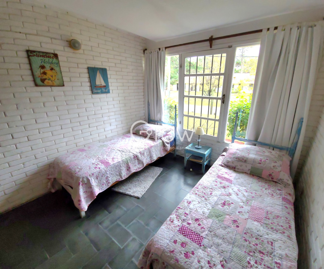 Casa ID.2429 - Anual Casa 3 dormitorios reciclada en Cantegril Playa Mansa Punta del Este