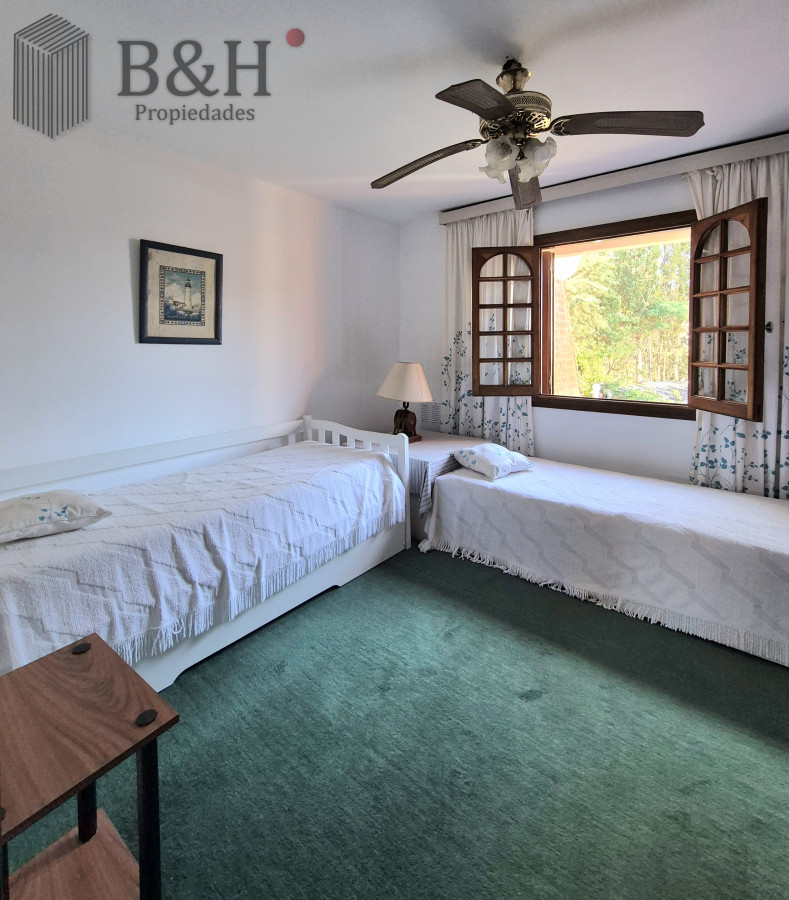Apartamento ID.5755 - Oportunidad venta casa 2 dormitorios Playa Mansa cochera y parrillero