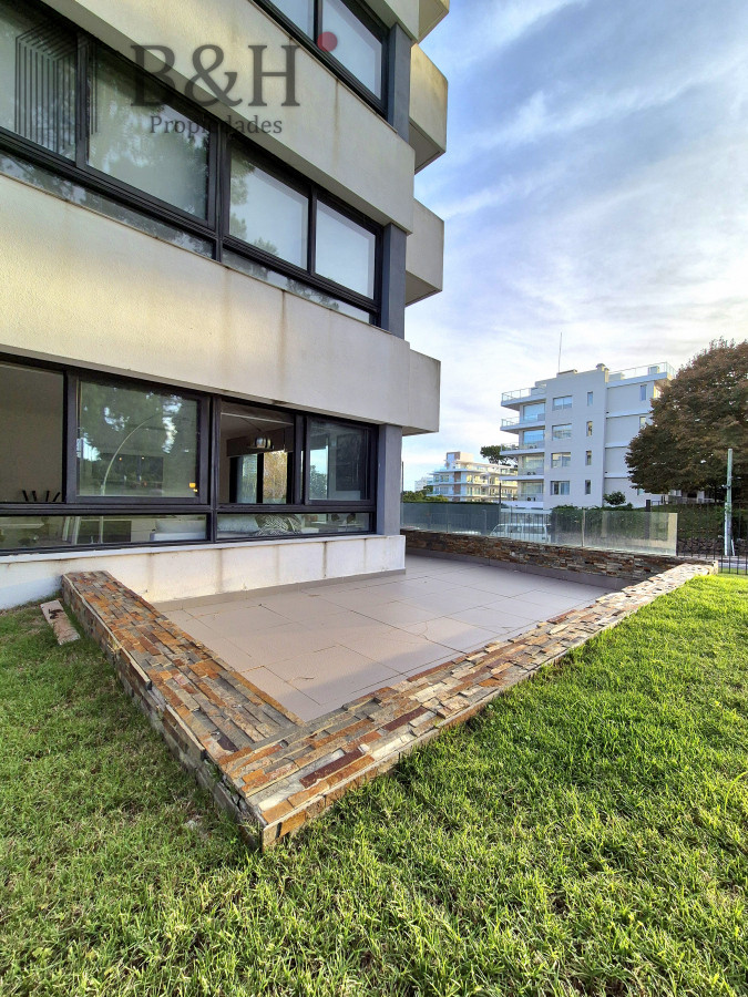 Apartamento ID.4869 - Oportunidad Apartamento 2 dormitorios moderno gran terraza cochera piscina Playa Mansa Punta del Este