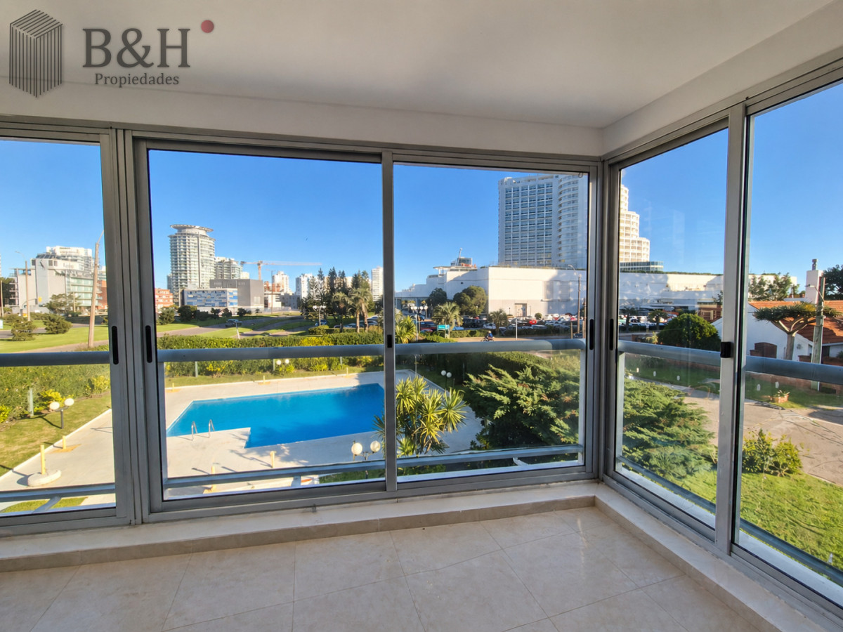 Apartamento ID.7172 - Apartamento Reciclado de 3 Dormitorios con Parrillero en Playa Mansa Punta del Este