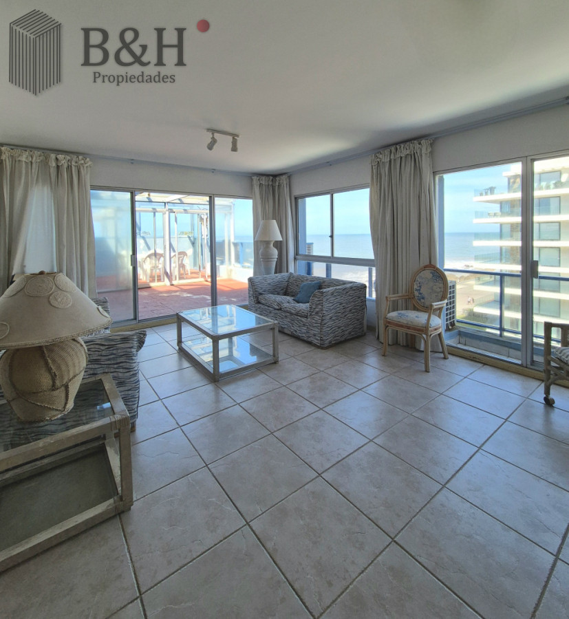 Apartamento ID.6898 - Oportunidad 3 dormitorios + servicio y gran terraza con parrillero propio en Playa Brava Punta del Este 