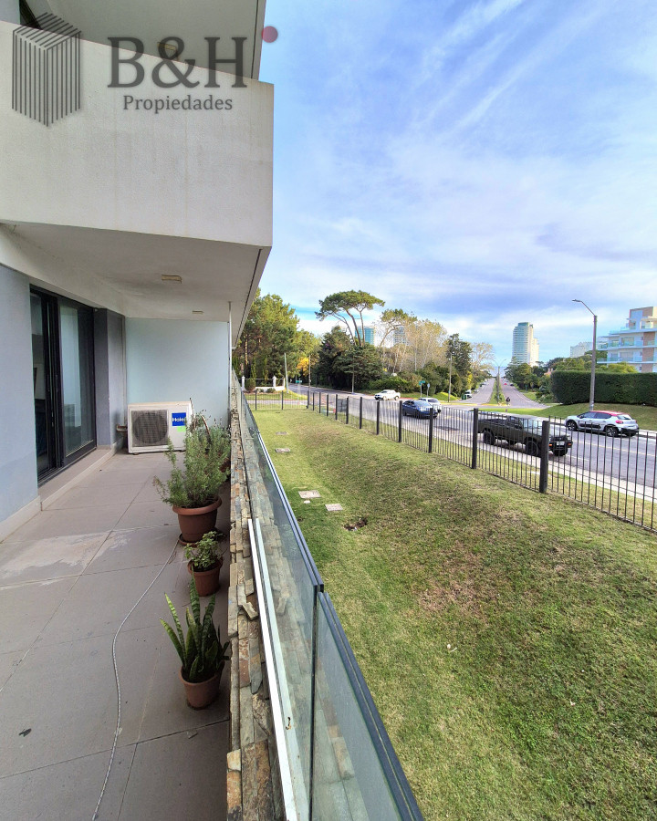 Apartamento ID.4869 - Oportunidad Apartamento 2 dormitorios moderno gran terraza cochera piscina Playa Mansa Punta del Este