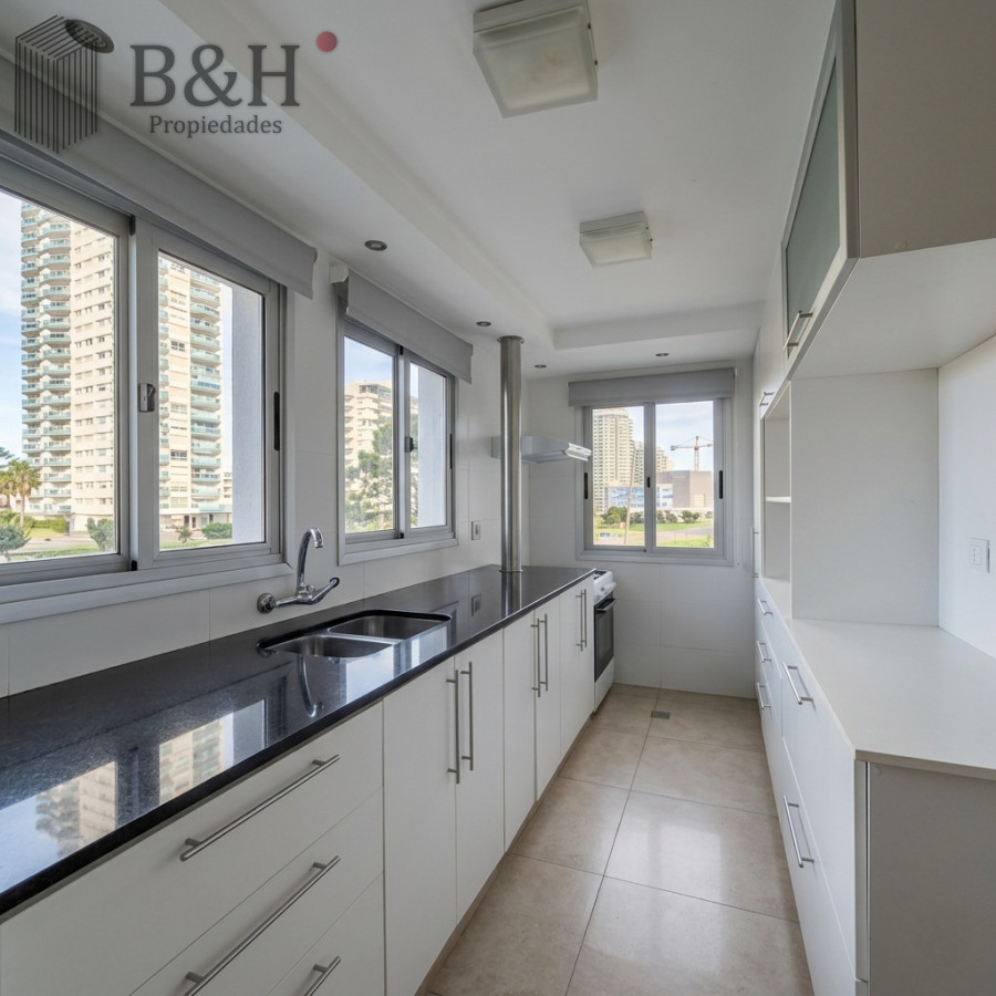 Apartamento ID.7172 - Apartamento Reciclado de 3 Dormitorios con Parrillero en Playa Mansa Punta del Este