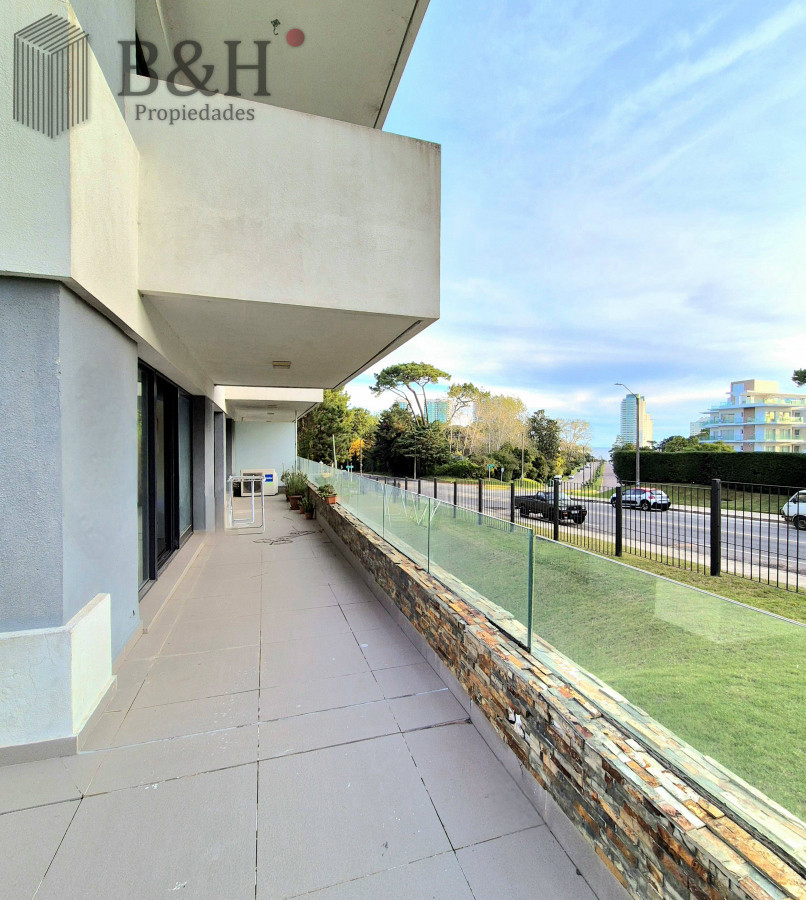 Apartamento ID.4869 - Oportunidad Apartamento 2 dormitorios moderno gran terraza cochera piscina Playa Mansa Punta del Este