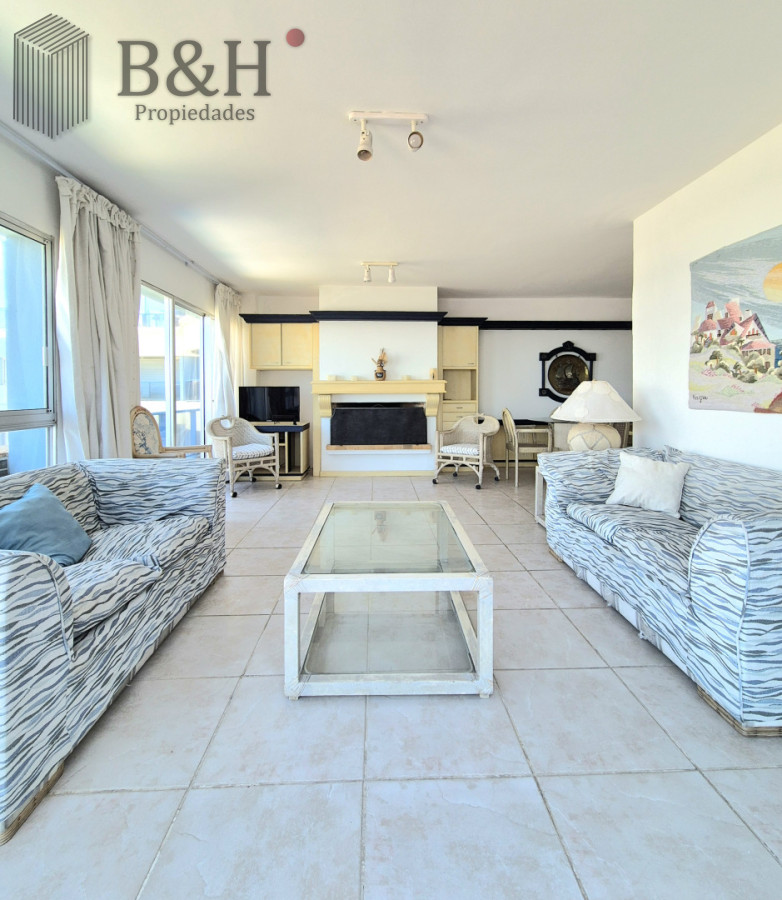 Apartamento ID.6898 - Oportunidad 3 dormitorios + servicio y gran terraza con parrillero propio en Playa Brava Punta del Este 