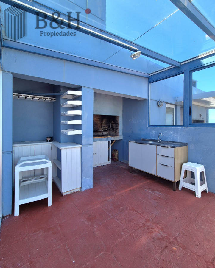 Apartamento ID.6898 - Oportunidad 3 dormitorios + servicio y gran terraza con parrillero propio en Playa Brava Punta del Este 