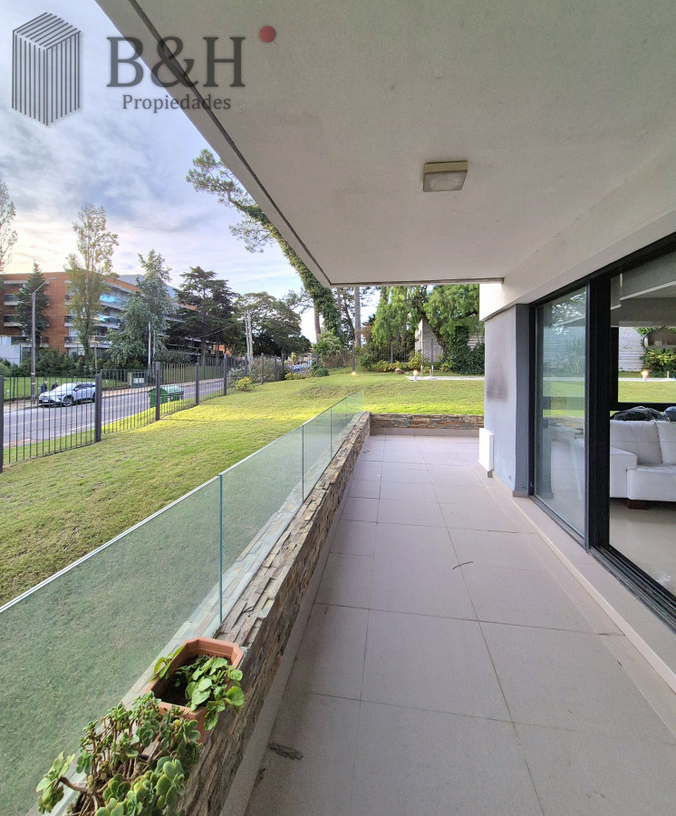 Apartamento ID.4869 - Oportunidad Apartamento 2 dormitorios moderno gran terraza cochera piscina Playa Mansa Punta del Este