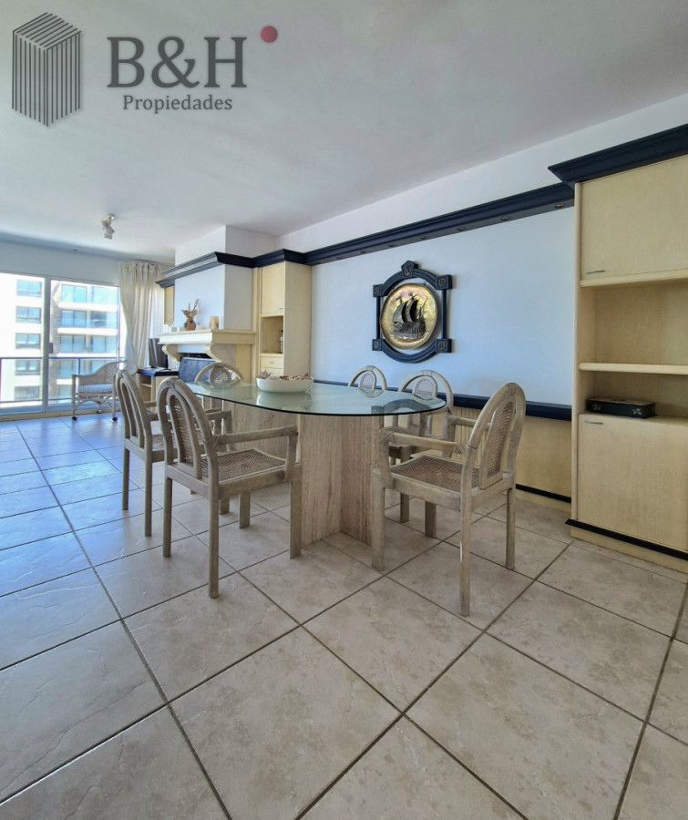 Apartamento ID.6898 - Oportunidad 3 dormitorios + servicio y gran terraza con parrillero propio en Playa Brava Punta del Este 