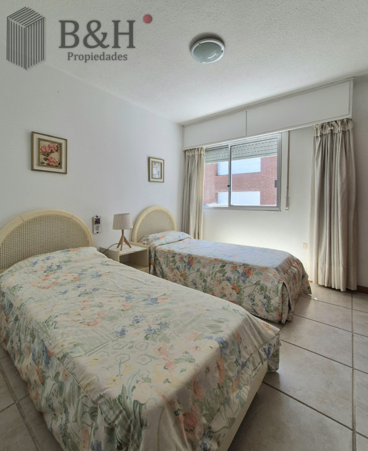 Apartamento ID.6898 - Oportunidad 3 dormitorios + servicio y gran terraza con parrillero propio en Playa Brava Punta del Este 
