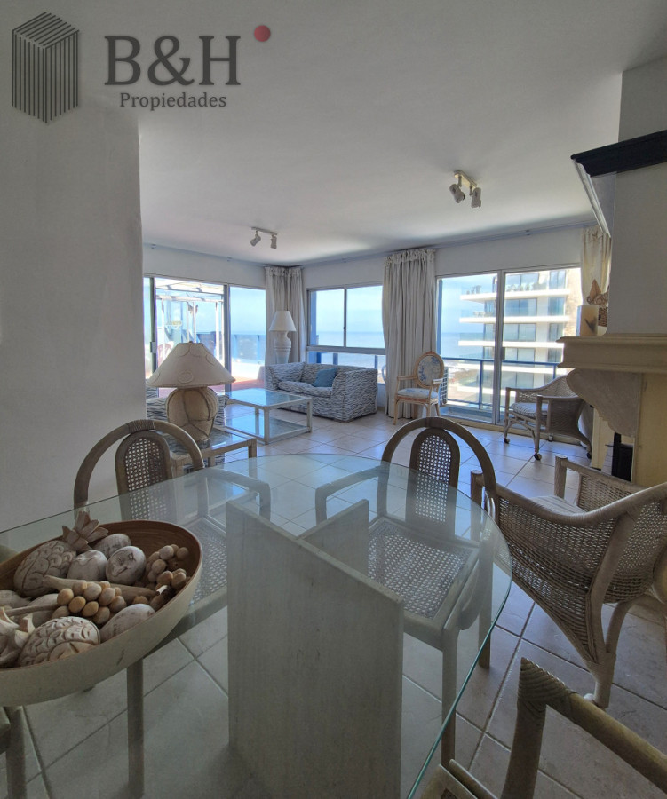 Apartamento ID.6898 - Oportunidad 3 dormitorios + servicio y gran terraza con parrillero propio en Playa Brava Punta del Este 
