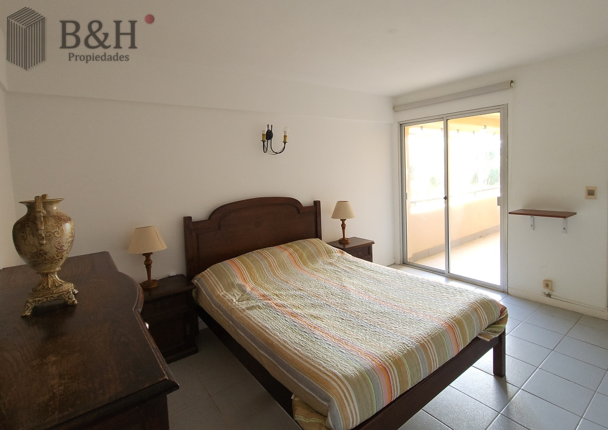 Apartamento ID.3381 - Apartamento 3 dormitorios primera linea frente al mar Playa Mansa Pinares con piscina y cochera