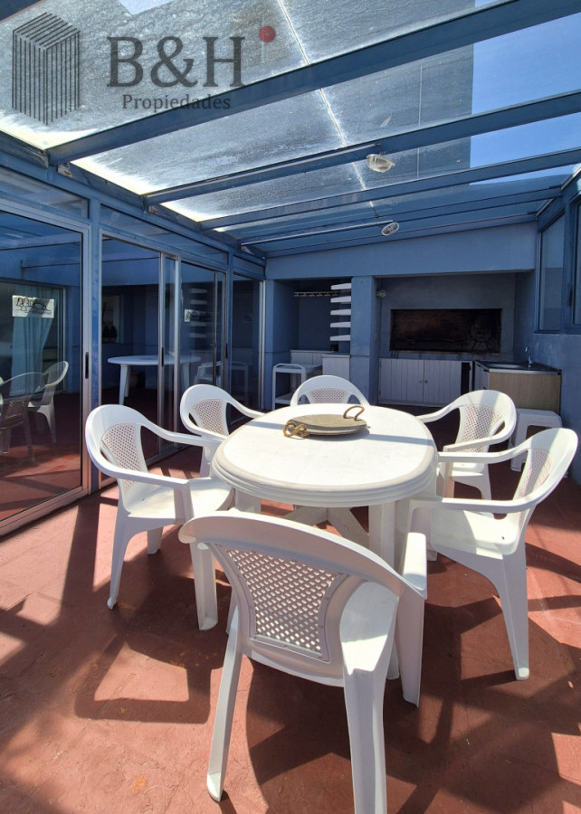Apartamento ID.6898 - Oportunidad 3 dormitorios + servicio y gran terraza con parrillero propio en Playa Brava Punta del Este 