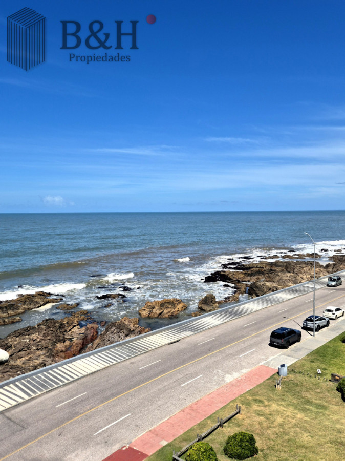 Apartamento ID.6898 - Oportunidad 3 dormitorios + servicio y gran terraza con parrillero propio en Playa Brava Punta del Este 