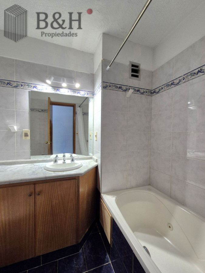 Apartamento ID.6898 - Oportunidad 3 dormitorios + servicio y gran terraza con parrillero propio en Playa Brava Punta del Este 