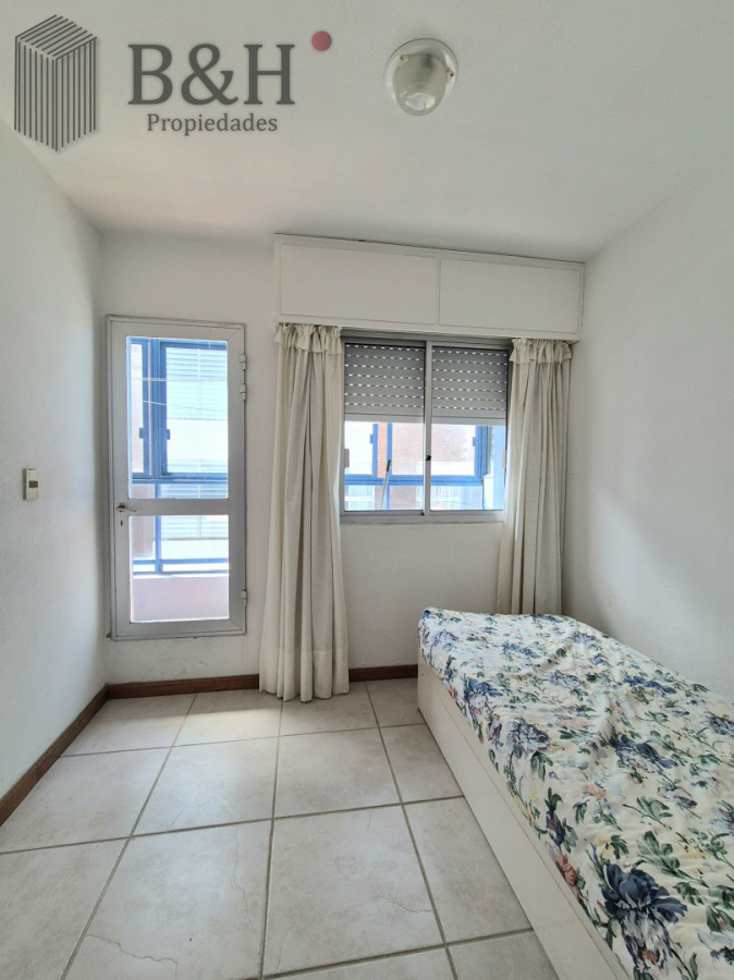 Apartamento ID.6898 - Oportunidad 3 dormitorios + servicio y gran terraza con parrillero propio en Playa Brava Punta del Este 