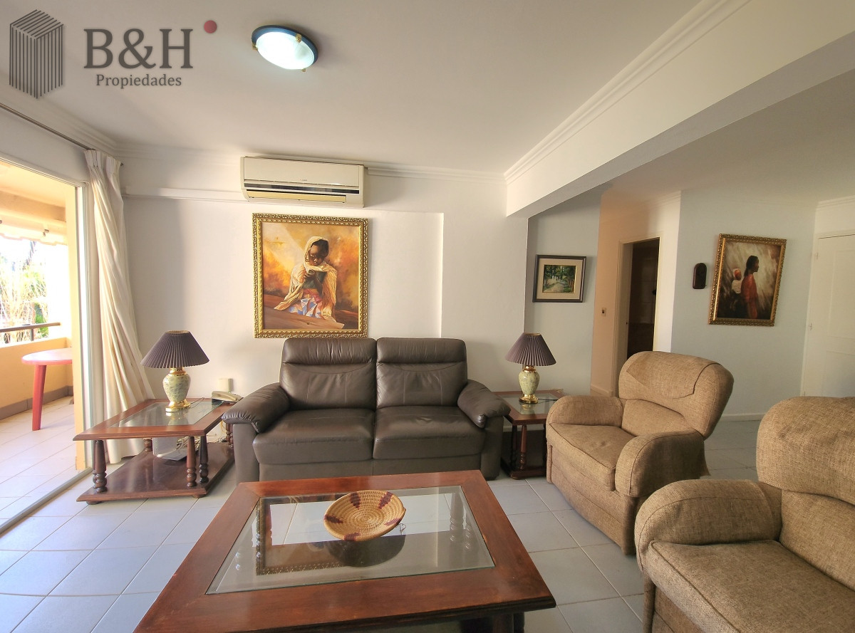 Apartamento ID.3381 - Apartamento 3 dormitorios primera linea frente al mar Playa Mansa Pinares con piscina y cochera
