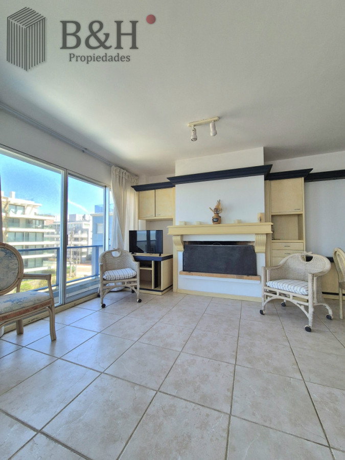 Apartamento ID.6898 - Oportunidad 3 dormitorios + servicio y gran terraza con parrillero propio en Playa Brava Punta del Este 