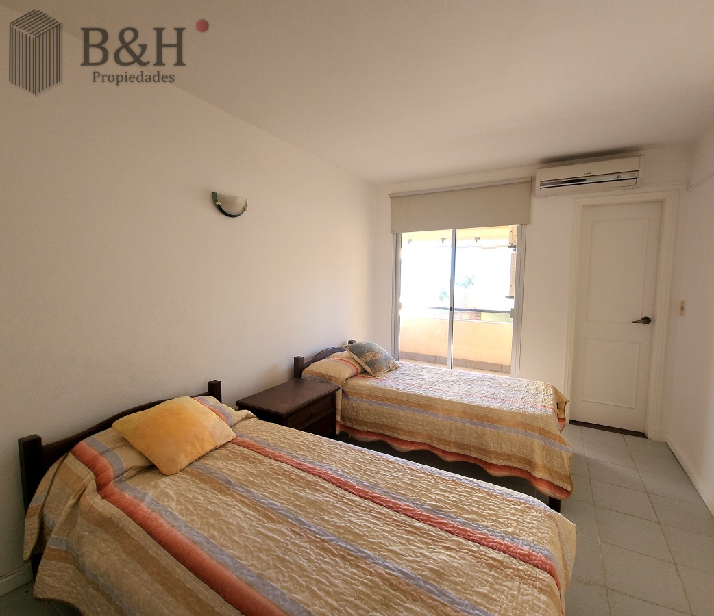 Apartamento ID.3381 - Apartamento 3 dormitorios primera linea frente al mar Playa Mansa Pinares con piscina y cochera
