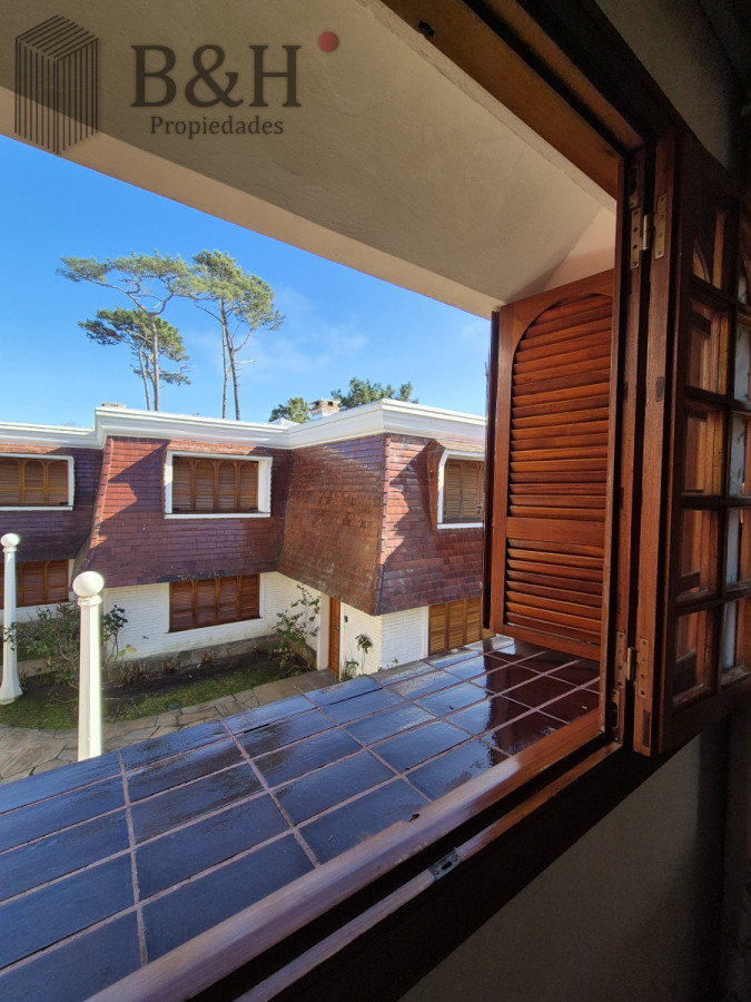 Apartamento ID.5755 - Oportunidad venta casa 2 dormitorios Playa Mansa cochera y parrillero