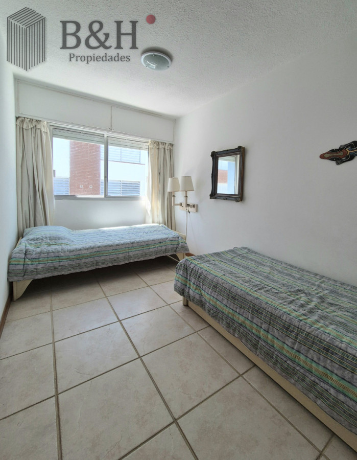 Apartamento ID.6898 - Oportunidad 3 dormitorios + servicio y gran terraza con parrillero propio en Playa Brava Punta del Este 