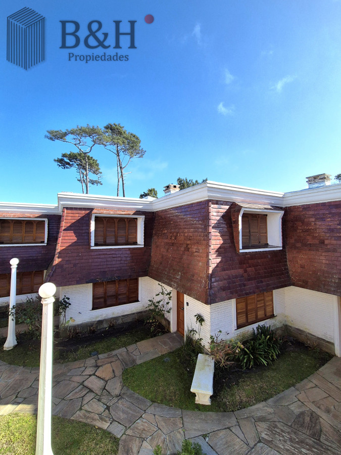 Apartamento ID.5755 - Oportunidad venta casa 2 dormitorios Playa Mansa cochera y parrillero