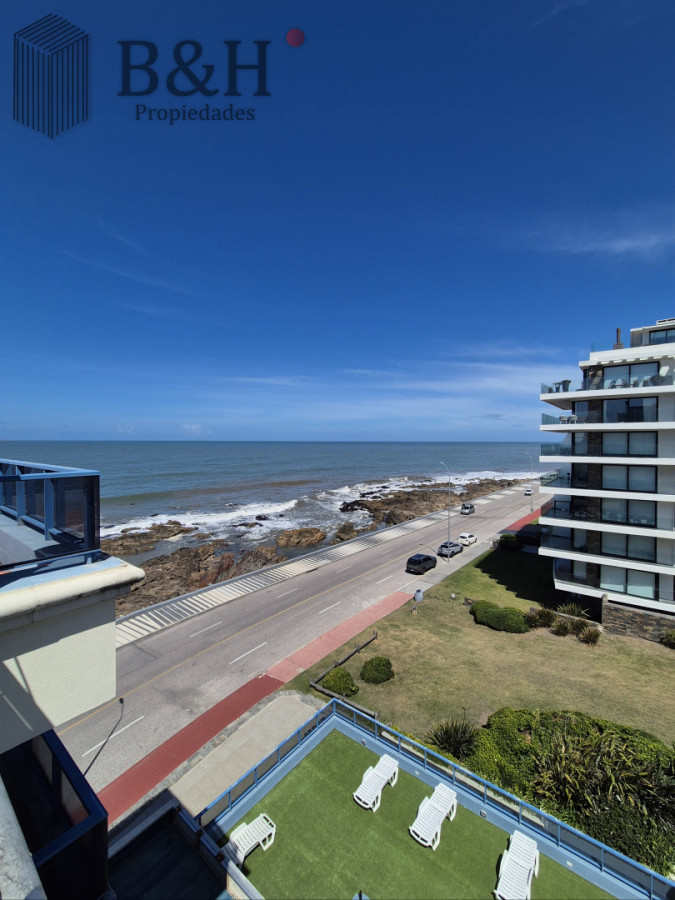 Apartamento ID.6898 - Oportunidad 3 dormitorios + servicio y gran terraza con parrillero propio en Playa Brava Punta del Este 