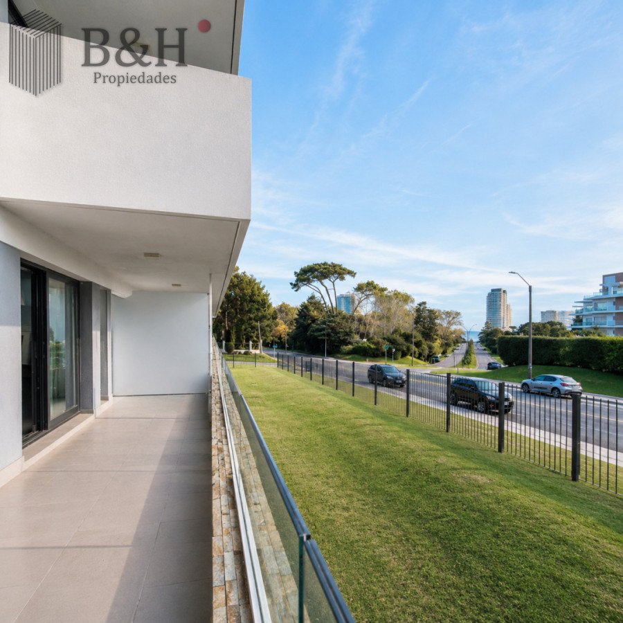 Apartamento ID.4869 - Oportunidad Apartamento 2 dormitorios moderno gran terraza cochera piscina Playa Mansa Punta del Este
