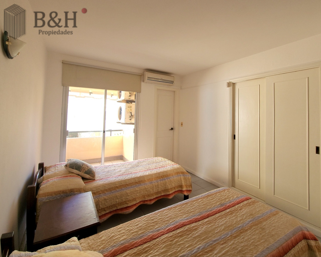 Apartamento ID.3381 - Apartamento 3 dormitorios primera linea frente al mar Playa Mansa Pinares con piscina y cochera