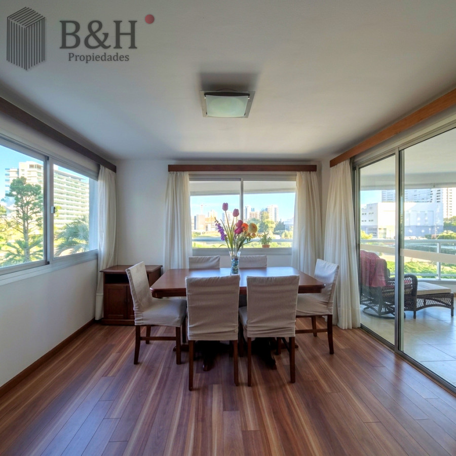 Apartamento ID.7172 - Apartamento Reciclado de 3 Dormitorios con Parrillero en Playa Mansa Punta del Este