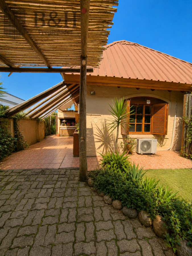 Casa ID.8137 - Casa con dos unidades independientes + dependencia de servicio, gran jardín y piscina climatizada  Punta del Este