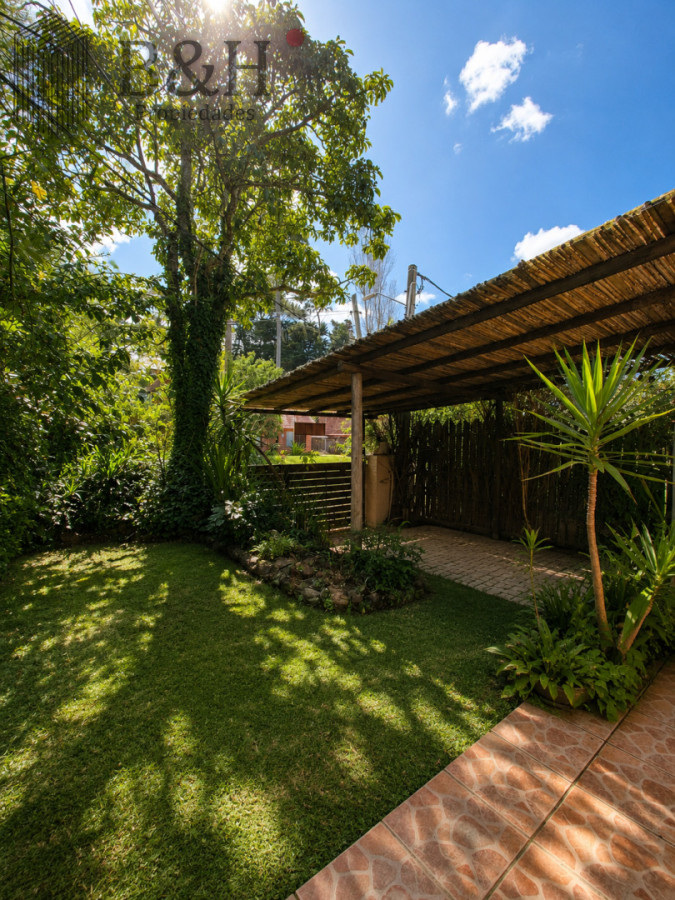 Casa ID.8137 - Casa con dos unidades independientes + dependencia de servicio, gran jardín y piscina climatizada  Punta del Este