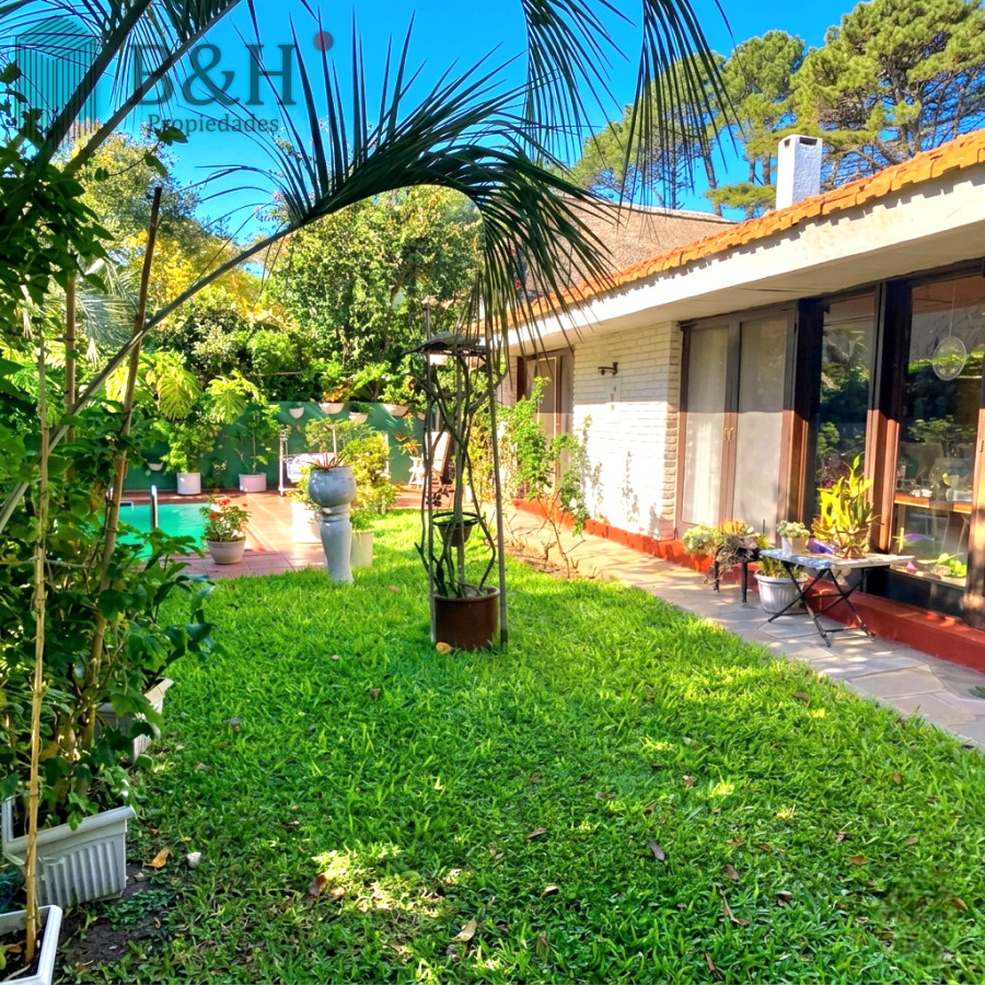 Casa ID.6999 - Casa de 4 dormitorios con piscina, barbacoa para 20 personas y parque arbolado, a 300 metros del mar en Punta del Este