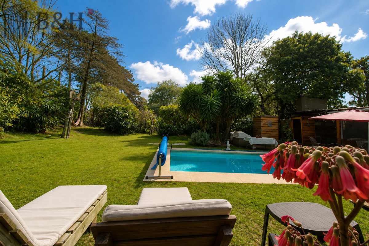 Casa ID.8137 - Casa con dos unidades independientes + dependencia de servicio, gran jardín y piscina climatizada  Punta del Este