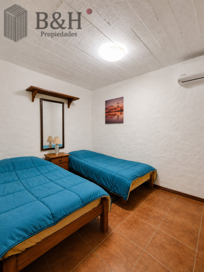Casa ID.8137 - Casa con dos unidades independientes + dependencia de servicio, gran jardín y piscina climatizada  Punta del Este