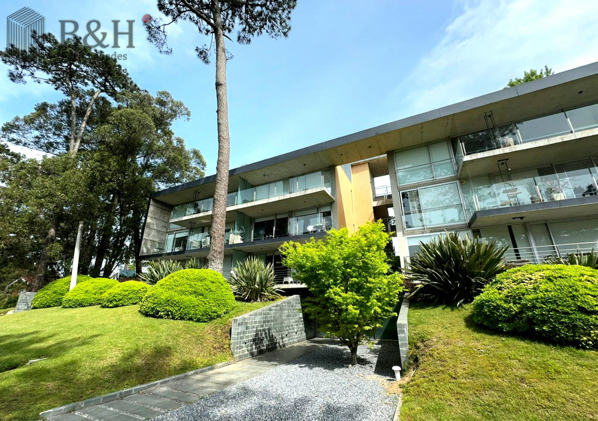 Apartamento ID.7217 - Penthouse de 2 dormitorios moderno + barbacoa uso exclusiva Playa Mansa Punta del Este