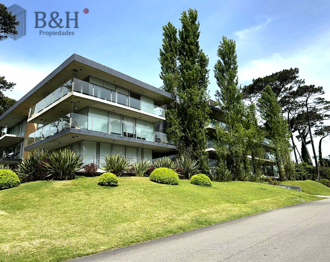 Apartamento ID.7217 - Penthouse de 2 dormitorios moderno + barbacoa uso exclusiva Playa Mansa Punta del Este