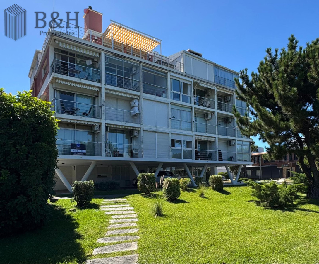 Apartamento ID.6871 - Oportunidad 2 dormitorios con balcón primera línea Playa Mansa 