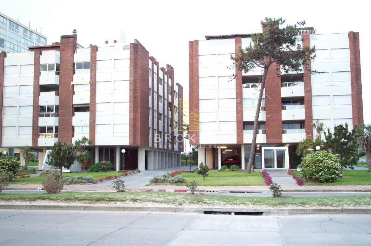 Apartamento ID.1860/Oportunidad_apartamento_en_venta_vista_al_mar_terraza_parrillero_Playa_Mansa - Oportunidad apartamento en venta vista al mar terraza parrillero Playa Mansa