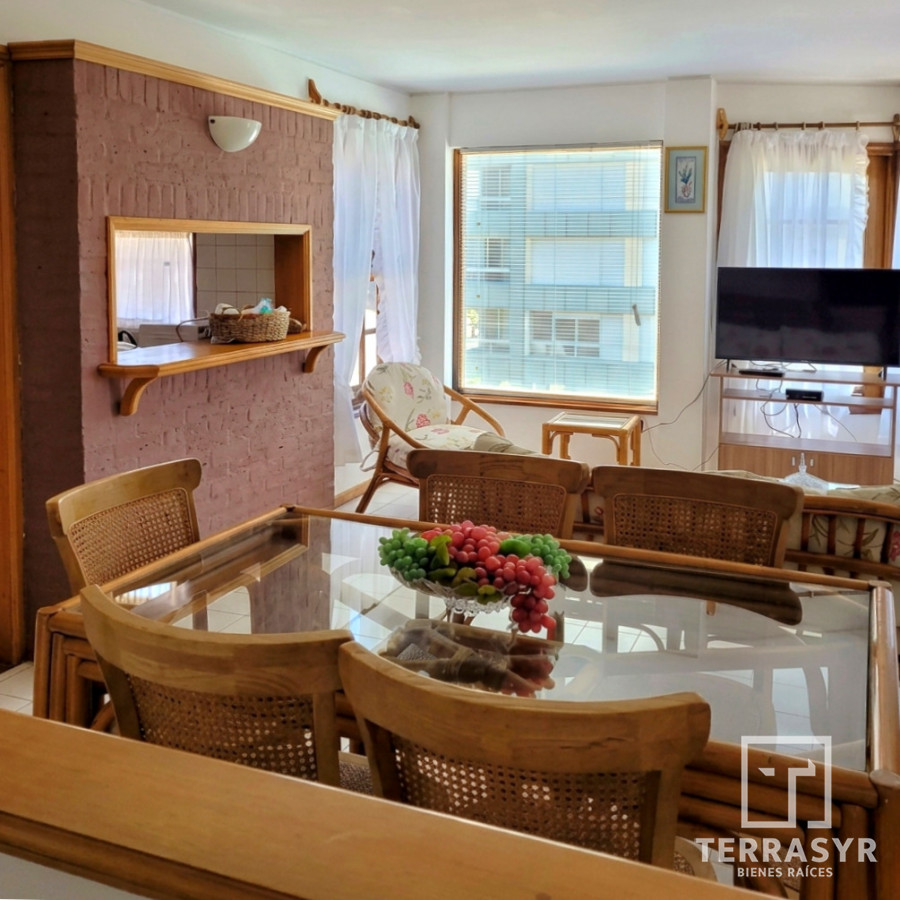 Apartamento ID.138 - Apartamento de 2 dormitorios con garage Península excelente ubicación