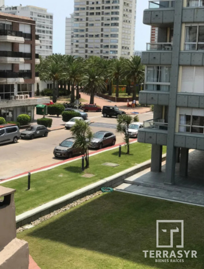 Apartamento ID.138 - Apartamento de 2 dormitorios con garage Península excelente ubicación