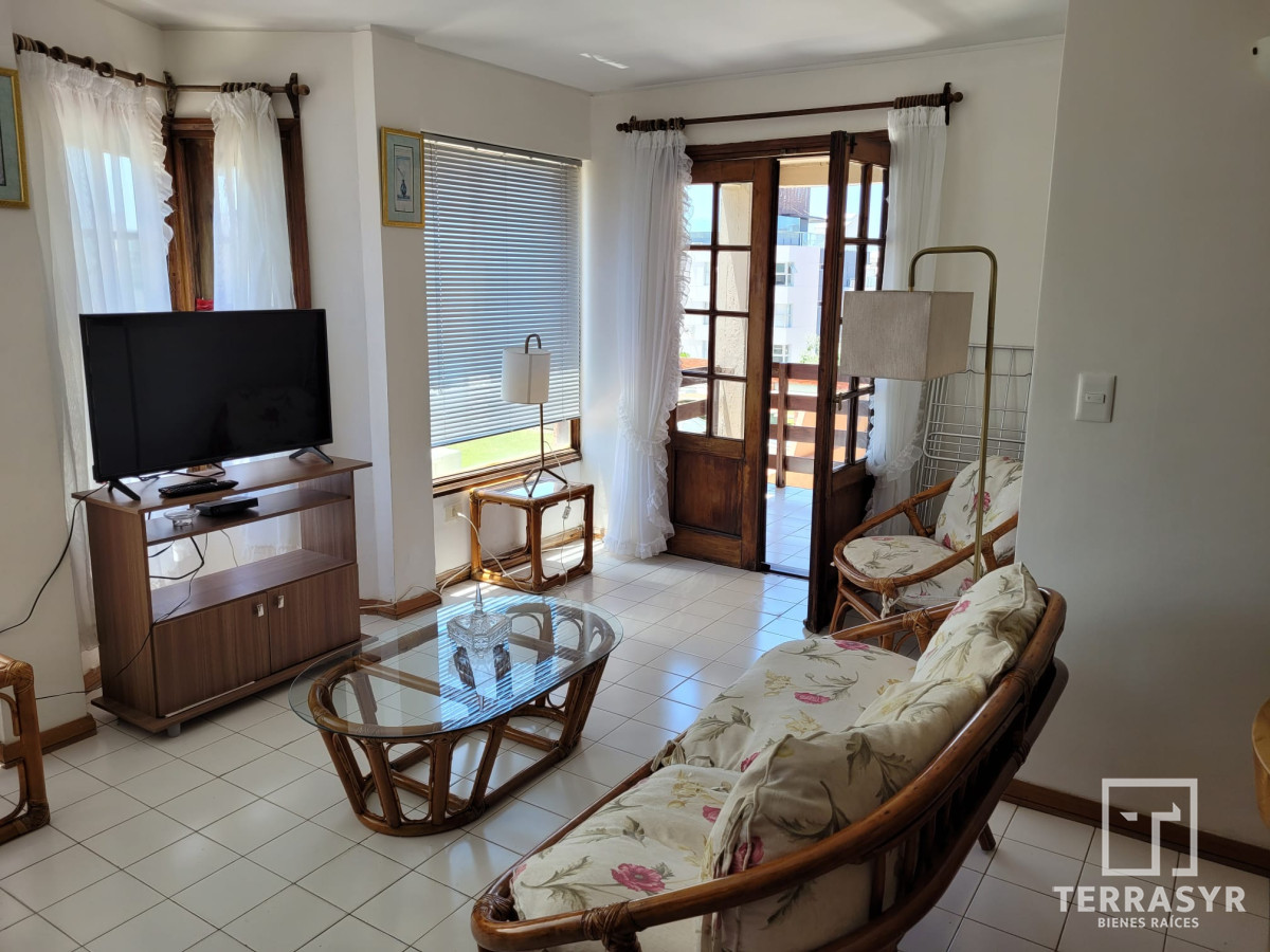 Apartamento ID.138 - Apartamento de 2 dormitorios con garage Península excelente ubicación