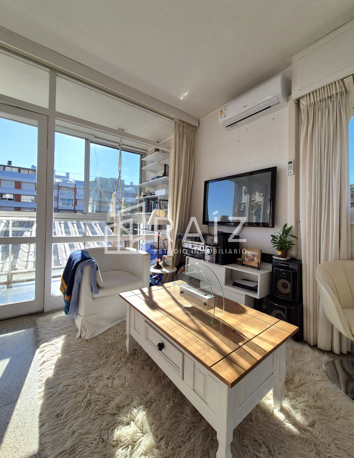 Apartamento ID.11068 - Apartamento 1 dormitorio en venta con vista al Mar edificio primera línea Playa Mansa Punta del Este